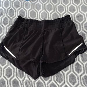 Lululemon High rise Hotty Hot shorts 2.5